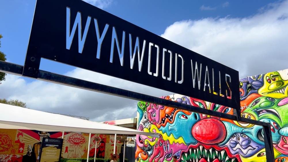 Vibrantes murais artísticos no Wynwood Walls em Miami, refletindo a rica cena de arte de rua e o ambiente culturalmente dinâmico do bairro de Wynwood, ponto de atração turística e criativa.